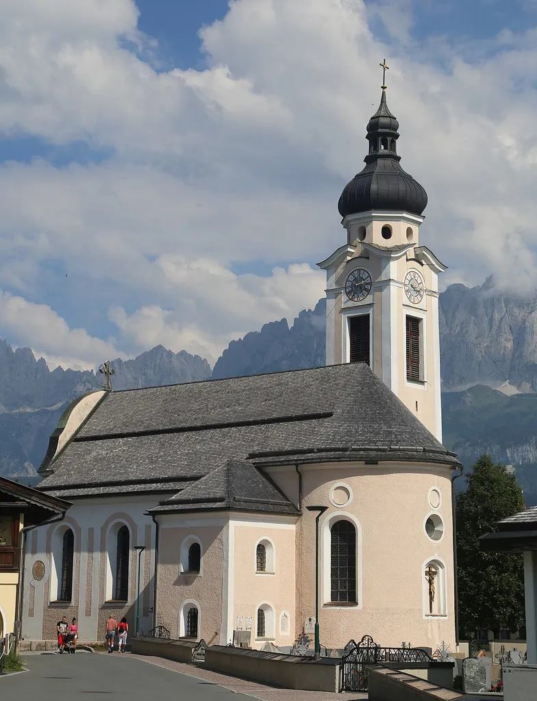 Josef-Hager-Straße, Oberndorf in Tirol; Katholische Pfarrkirche hll. Philippus und Jakobus. Die Kirche wurde urkundlich 1422 erwähnt, ein Turmbau urkundlich 1675, der Kirchenneubau erfolgte 1733/1734.