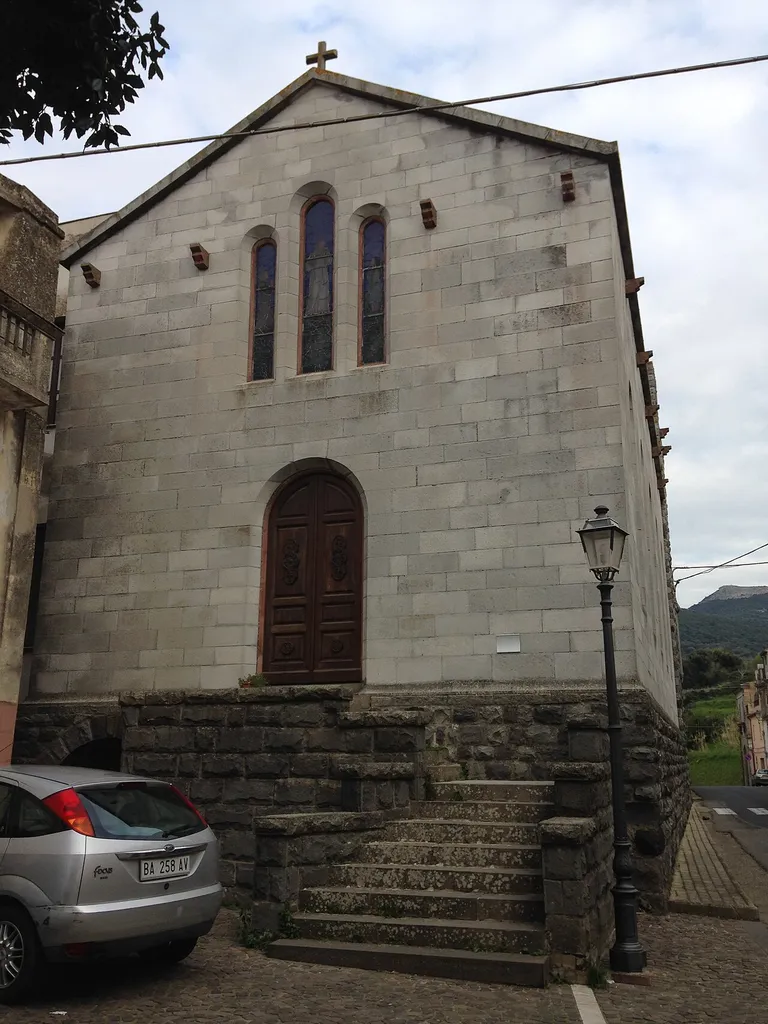 Facciata e scalinata della chiesa