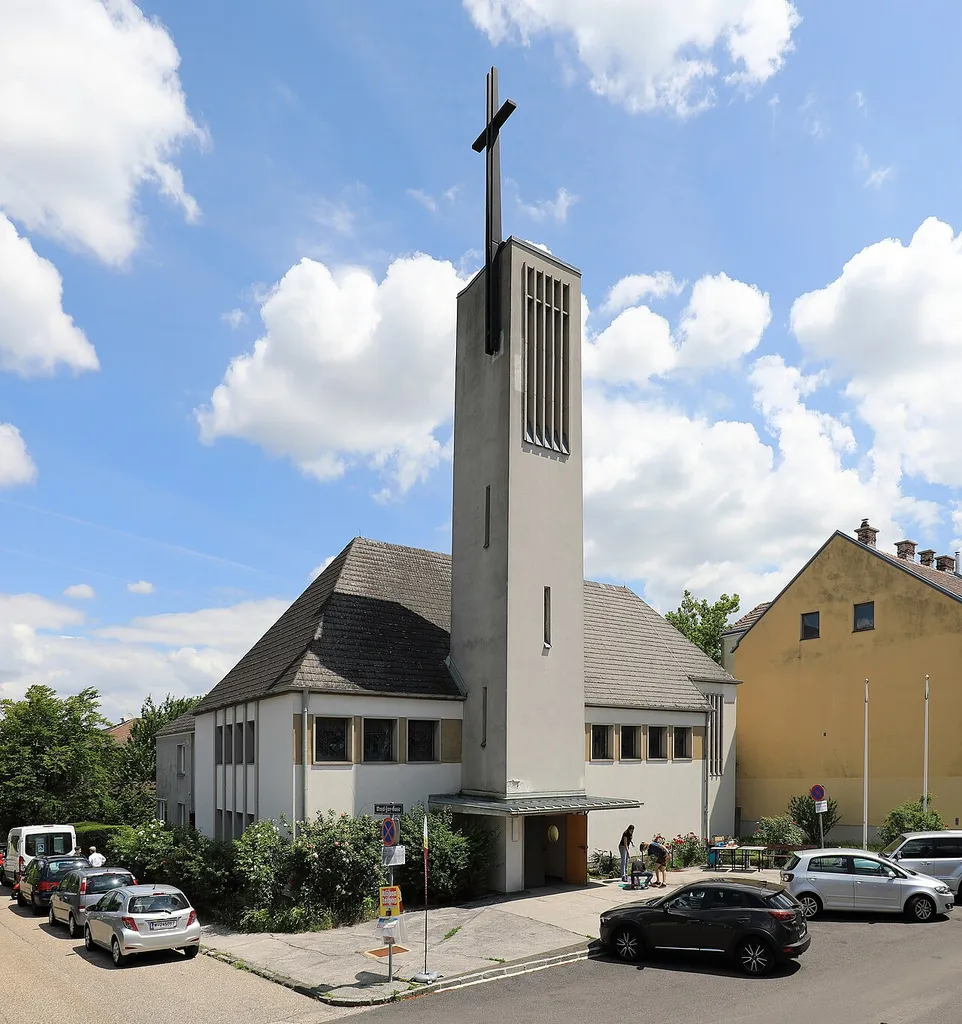 Westansicht der evangelischen Christ-Königs-Kirche in der niederösterreichischen Marktgemeinde Perchtoldsdorf. Die Kirche mit eingezogenem Rechteckchor und eingestelltem, quadratischem Turm im Eingangsbereich wurde nach Plänen des Architekten Sepp (Josef) Schuster errichtet. Die Grundsteinlegung fand am 2. August 1959 statt und die Einweihung am 17. Juni 1962.