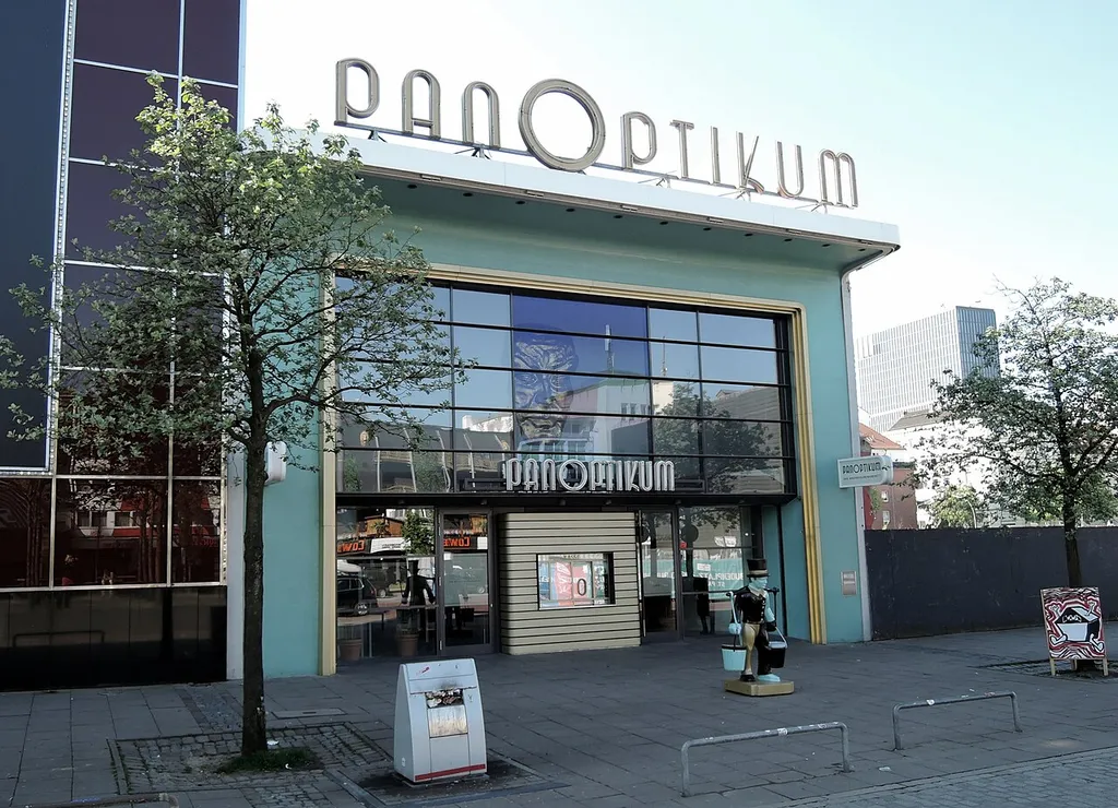 Das Wachsfigurenkabinett "Panoptikum" im Hamburg, Spielbudenplatz/ Reeperbahn. Foto Vorderseite mit Haupteingang, April 2019