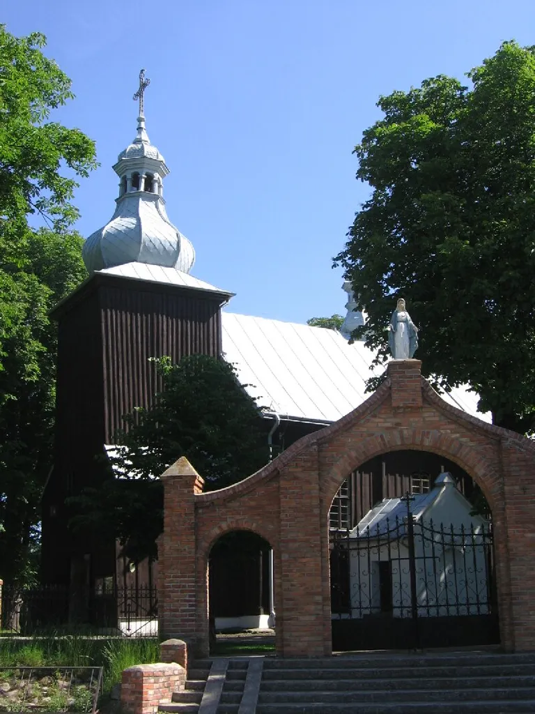 Łowiczek - kościół parafialny pw. Podwyższenia Krzyża Świętego, drewn., 1711, oraz dzwonnica, drewn., XIX w.