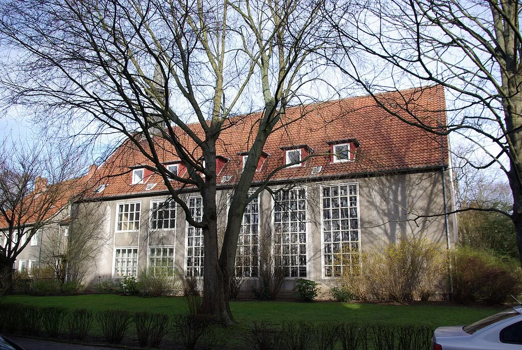 Hannover, Stadtteil Ricklingen, die Kirche der Gemeinde Maria Magdalenen, nach Umbau am 13. Juni 2013 als Synagoge der Jüdischen Bucharischen Gemeinde Hannovers eröffnet.