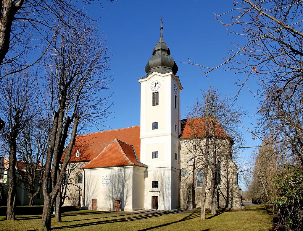 Südostansicht der katholischen Pfarrkirche hl. Stephan in der niederösterreichischen Marktgemeinde Zwentendorf an der Donau.