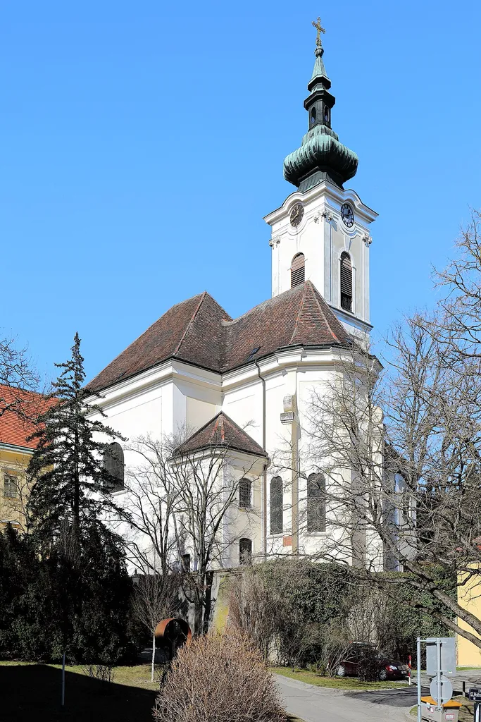 Südsüdostansicht der Pfarrkirche „Heiliger Veit und Maria, Zuflucht der Sünder“ in Ober St. Veit, ein Bezirksteil des 13. Gemeindebezirks Hietzing in der österreichischen Bundeshauptstadt Wien.Nachdem die Vorgängerkirche 1683 bei der Türkenbelagerung zerstört wurde, erfolgte 1742 im Prinzip ein barocker Neubau (lediglich der Altarraum und die darunterliegende Krypta blieben erhalten) durch Mathias Gerl, der am 22. August 1745 geweiht wurde.