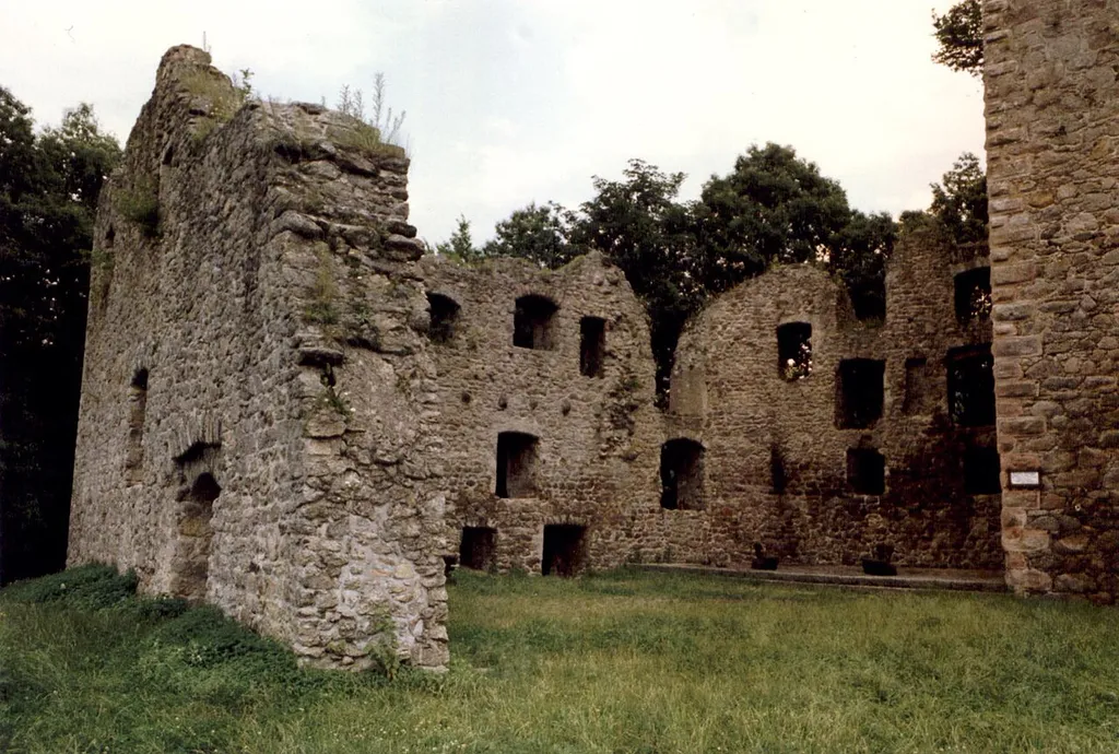 Burg Neu-Windeck, Ruine des Palas. Die Burg Neu-Windeck, auch Burg Neuwindeck, Burg Lauf oder Laufer Schloss genannt, ist eine Burgruine auf dem Schlossberg, einer Anhöhe südöstlich von Lauf im Ortenaukreis in Baden-Württemberg.