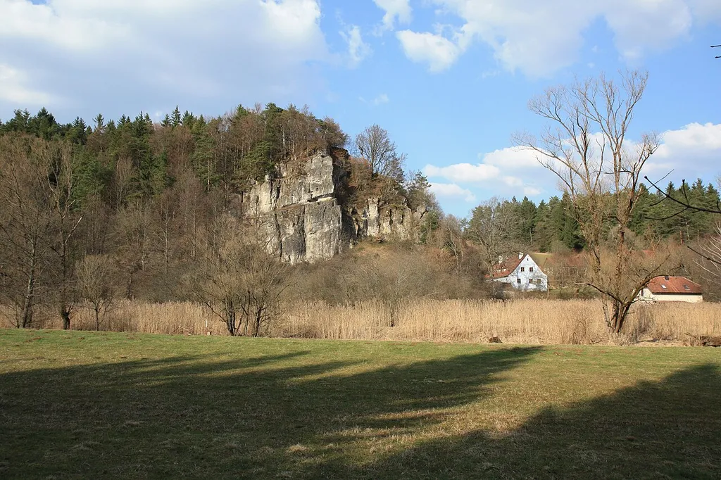 Burgstall Hausberg - Ansicht des Burgfelsens aus südwestlicher Richtung