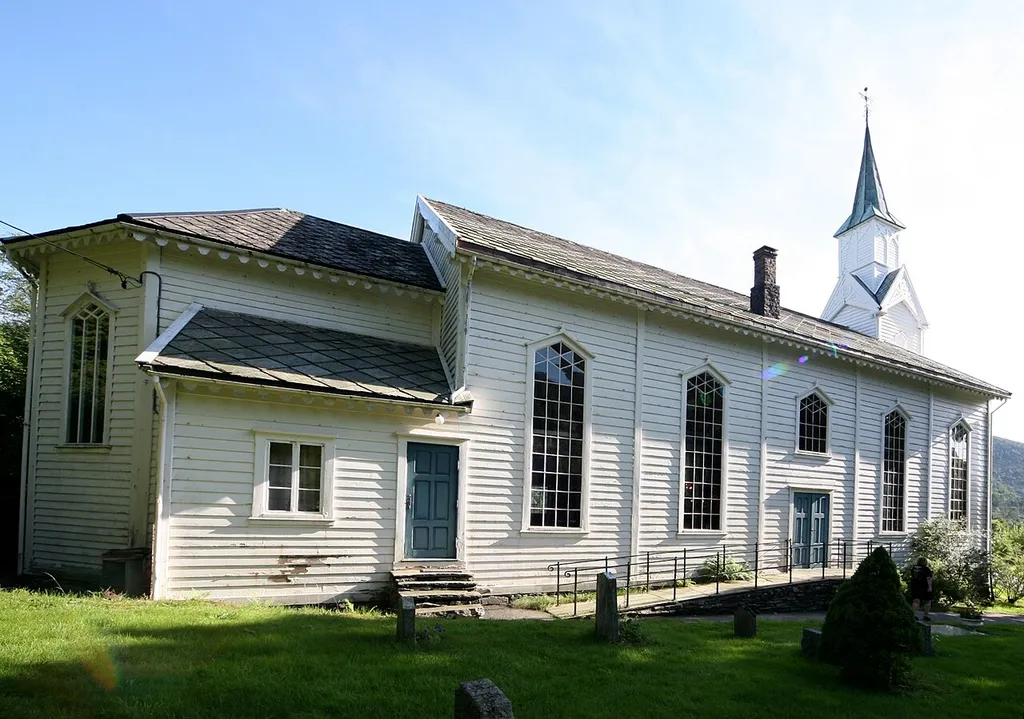 Gulen kirke Please credit this photo Nina Aldin Thune in the immediate vicinity of the image.