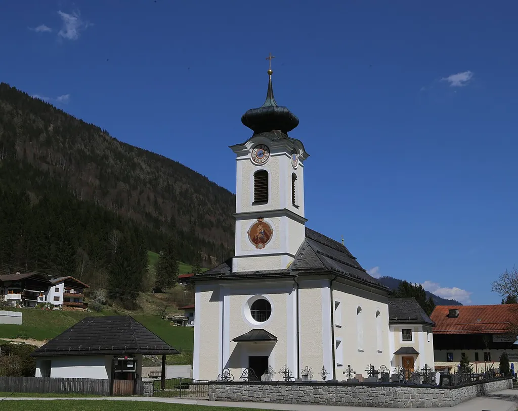 Kath. Pfarrkirche Mariahilf und Friedhof, Landl, Thiersee This media shows the protected monument with ObjektID 71330 in Austria. (Commons, de, Wikidata)