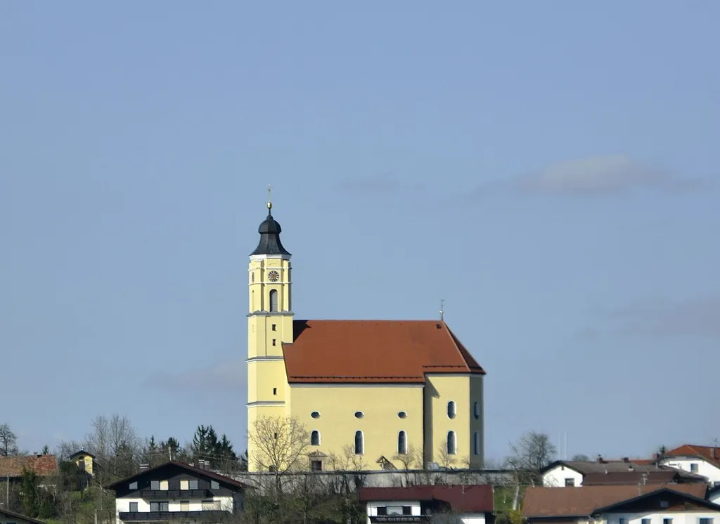 Die katholische Pfarrkirche hl. Stephan von Moosdorf, Oberösterreich.