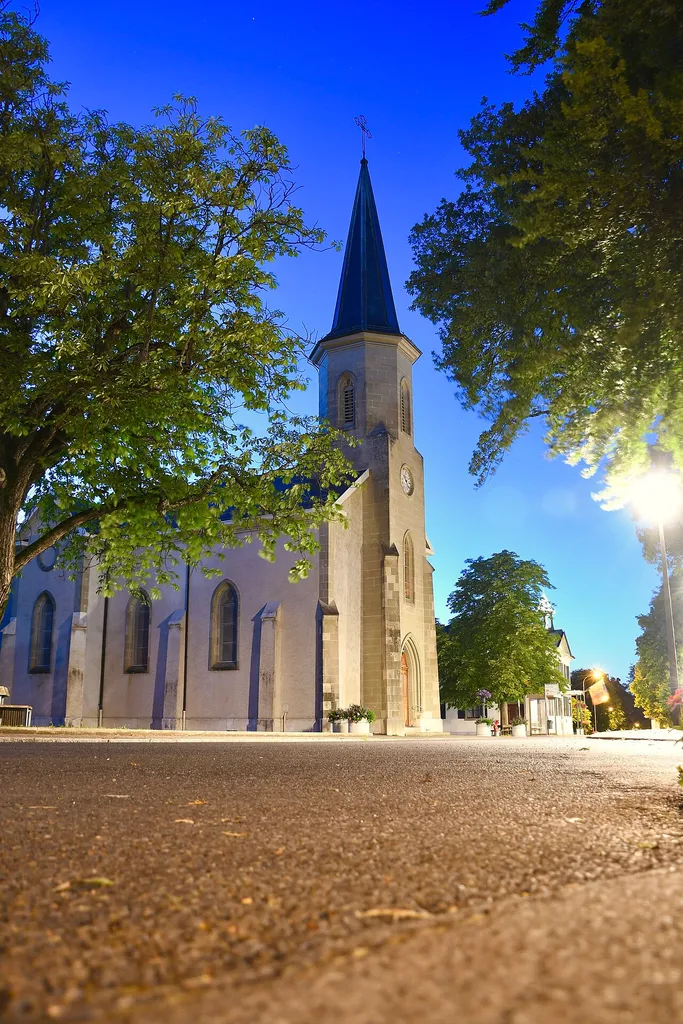 L'église catholique romaine Sainte-Pétronille de Pregny-Chambésy vue de nuit.