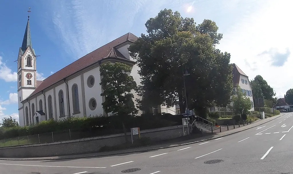 2 Linden vor der Kirche