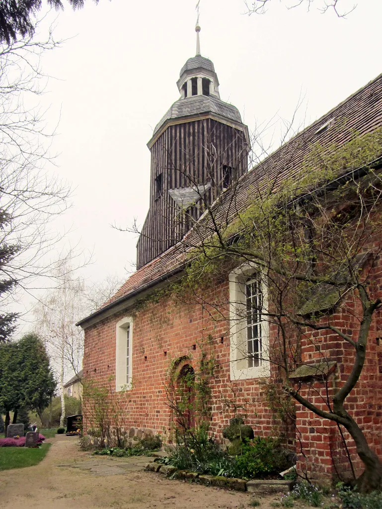 Kirche und Steinkreuz, Hauptstraße in Uebigau-Wahrenbrück OT Saxdorf