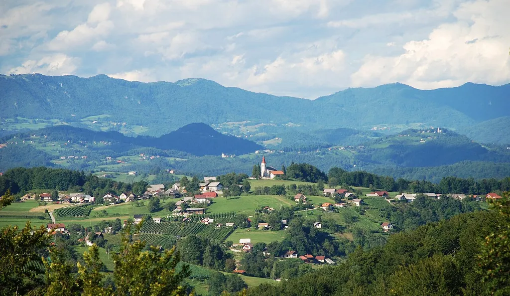 Sveti Vrh, naselje nad Mokronogom.