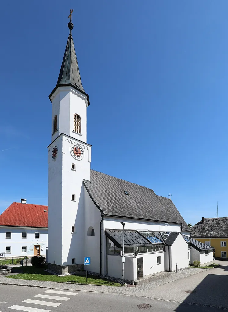 Southwest view of the Puchkirchen am Trattberg parish church.