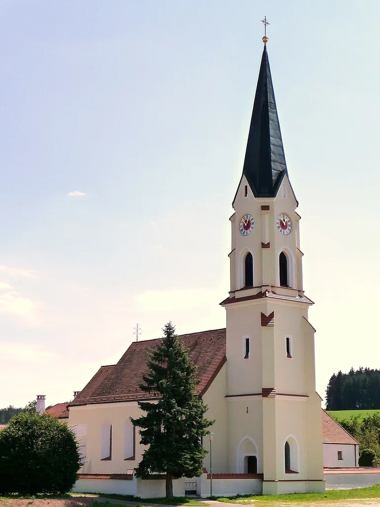 Katholische Kirche St. Margaretha: Saalkirche mit eingezogenem Chor, spätromanische Anlage des 13. Jahrhunderts, Gewölbe des Langhauses und Westturm mit Spitzhelm von 1882; mit Ausstattung.