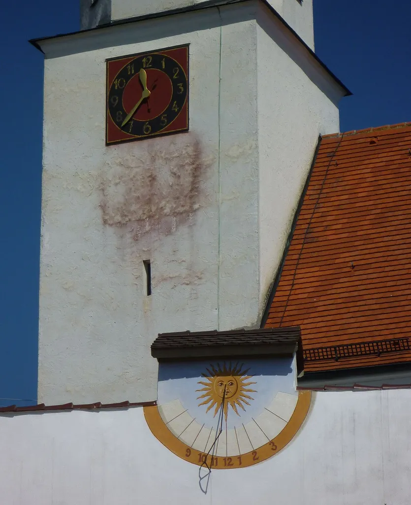 Öllingen - Turmuhr und Sonnenuhr