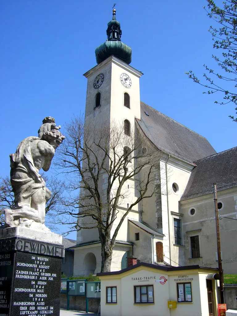 Pfarrkirche St. Stephanus (Offenhausen) vom Marktplatz aus (im Vordergrund: Christophorus-Statue am Marktbrunnen)