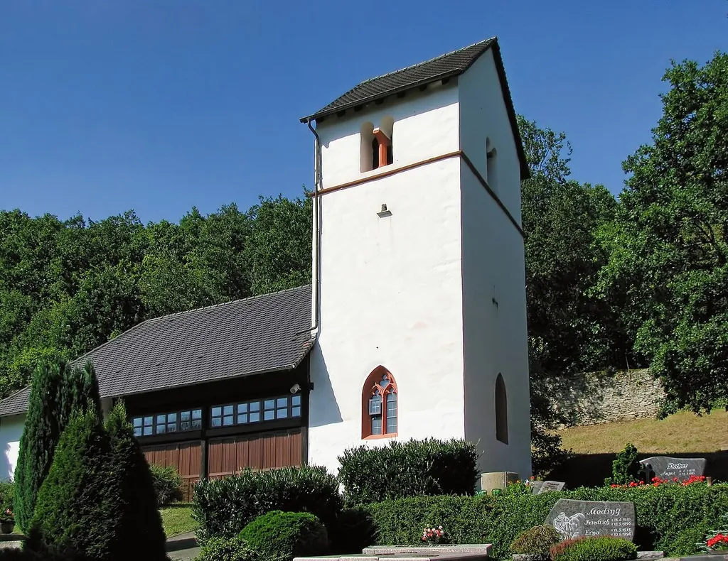Wolfskirche bei Bosenbach: historischer Turm (rechts), neuzeitliche Leichenhalle/Friedhofskapelle - bearbeitete Version