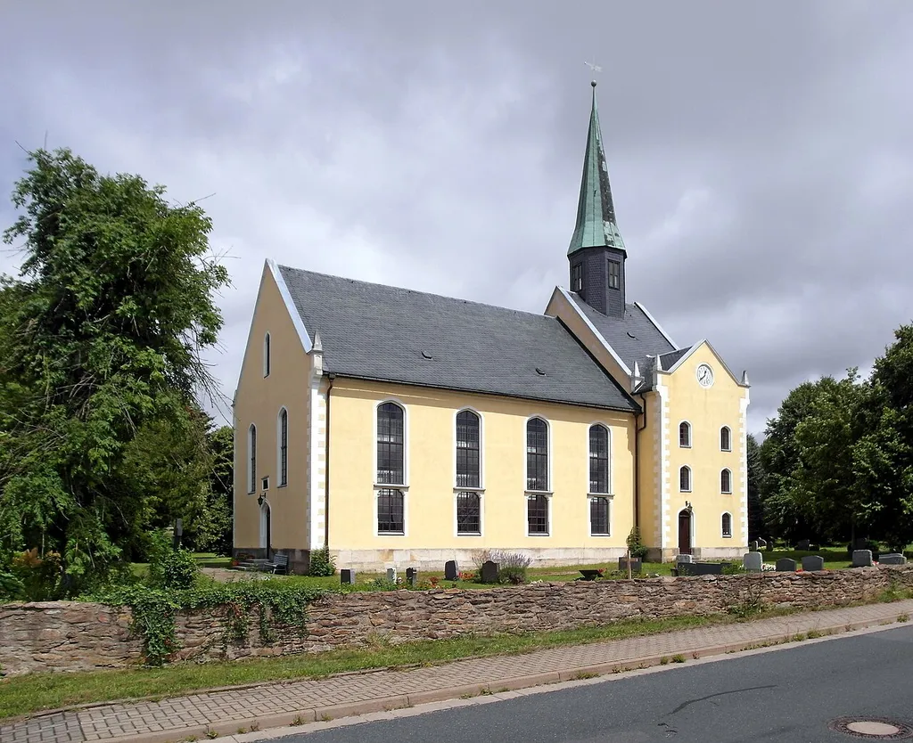 25.07.2017 09633 Conradsdorf (Halsbrücke): Dorfkirche, Alte Dresdner Straße 61 (GMP: 50.950903,13.380518): Die neogotische Kirche Conradsdorf wurde 1871/72 unter Verwendung des mittelalterlichen Turmchorhauses errichtet. [SAM0991.JPG]20170725115DR.JPG(c)Blobelt