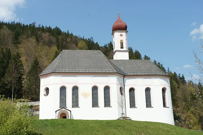 Kath. Pfarrkirche hl. Ulrich, Friedhof m. Totenkapelle, Pinswang