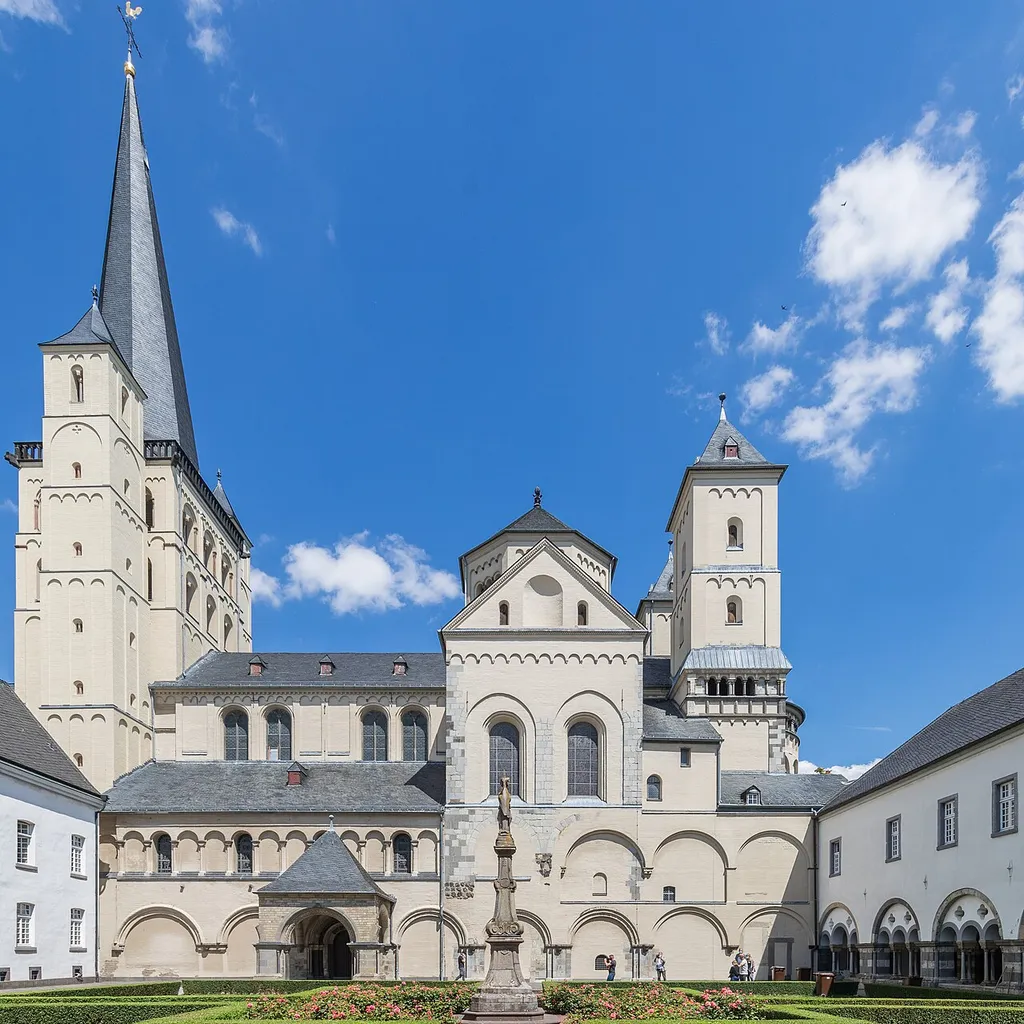 Abteikirche St. Nikolaus der Abtei Brauweiler. Im Vordergrund die Mariensäule im Marienhof