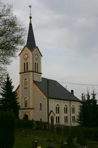 Kirche (mit Ausstattung) und Kriegerdenkmal für die Gefallenen des 1. Weltkrieges auf dem benachbarten Friedhof Schulstraße