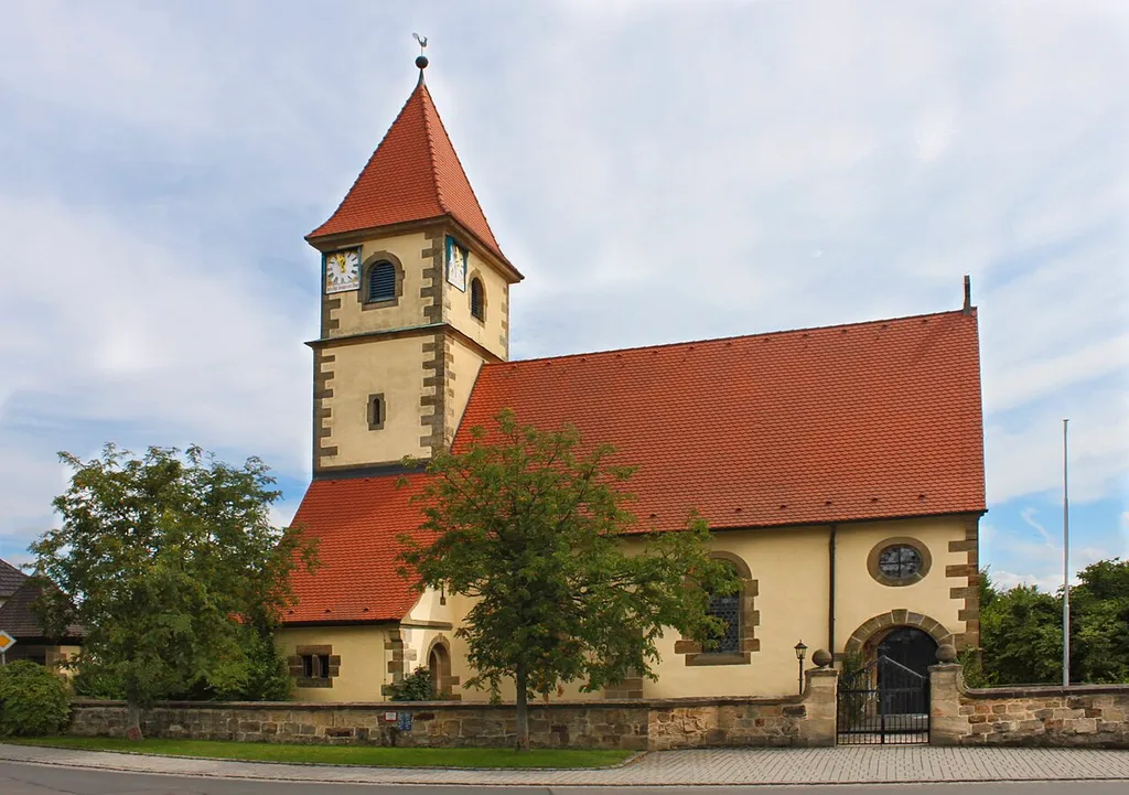 Die evangelisch-lutherische Pfarrkirche, Rathausstraße 1, im Michelauer Ortsteil Schwürbitz, Baudenkmal D-4-78-145-64
