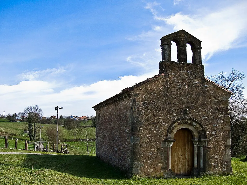 Vista general de la Iglesia de San Esteban de Aramil.