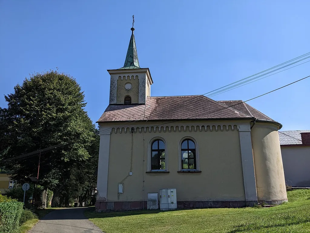 Bělá (u Staré Paky) - kostelík Nejsvětější Trojice