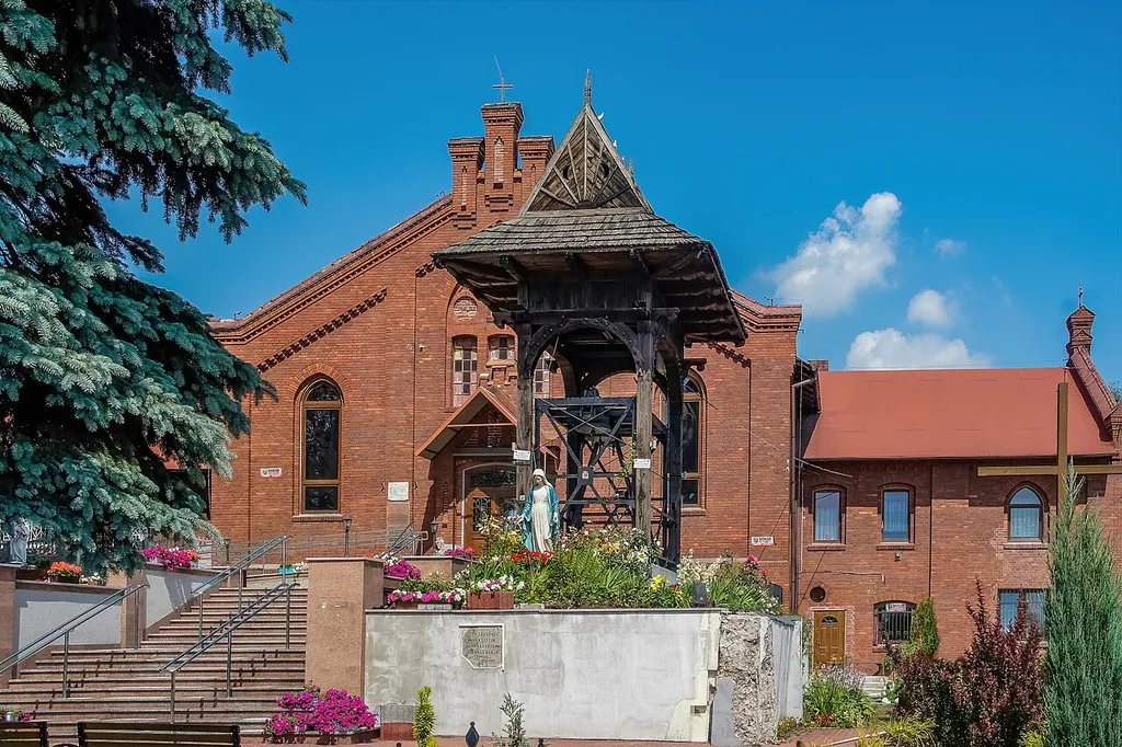 Świątynia, o cechach neogotyckich, powstała z budynku zbornego (cechowni) kopalni „Kazimierz", który w 1924 r. został zaadaptowany do celów sakralnych przez Hugo Kudera. Pobłogosławił ją 19 października 1924 r. biskup kielecki Augustyn Łosiński, a uroczystego poświęcenia (konsekracji) 5 maja 2002 r. dokonał biskup sosnowiecki Adam Śmigielski SDB.