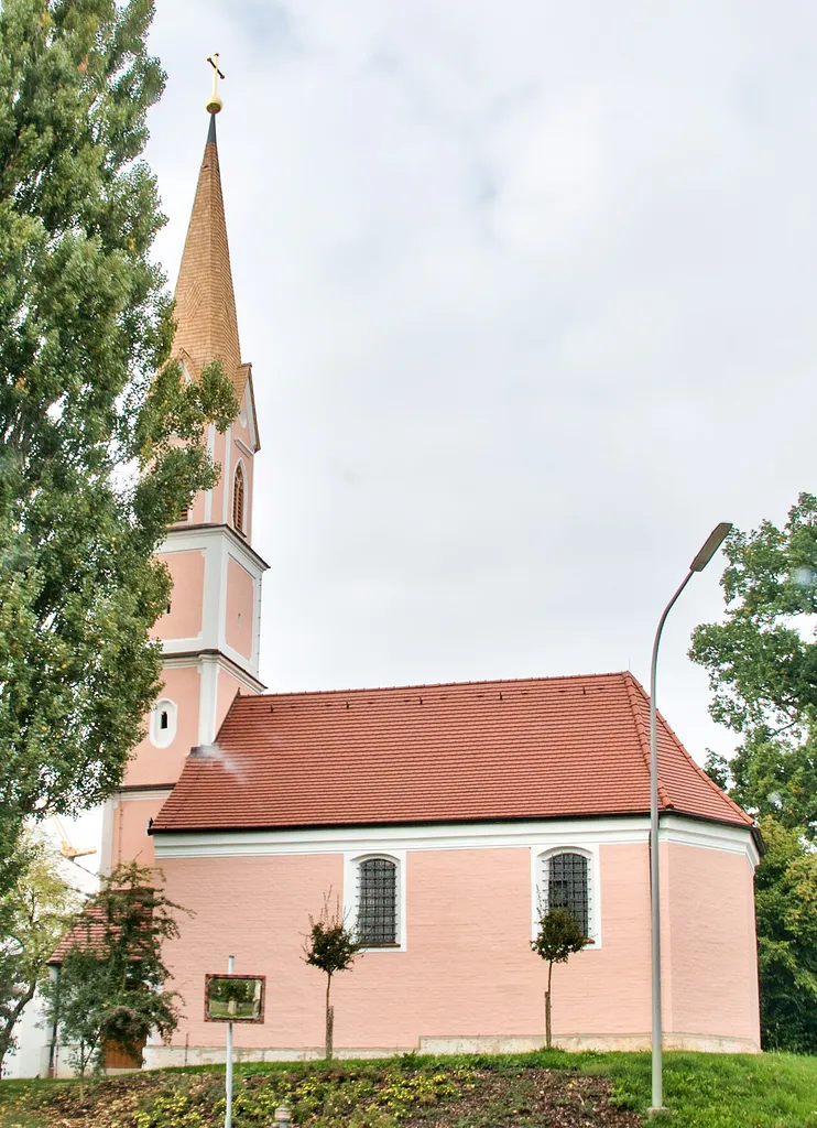 Katholische Kirche St. Stephan, Saalkirche mit Westturm, spätgotischer Bau aus dem 15. Jahrhundert, Turm mit Geschossgliederung und Spitzhelm, 1879 neugotisch verändert