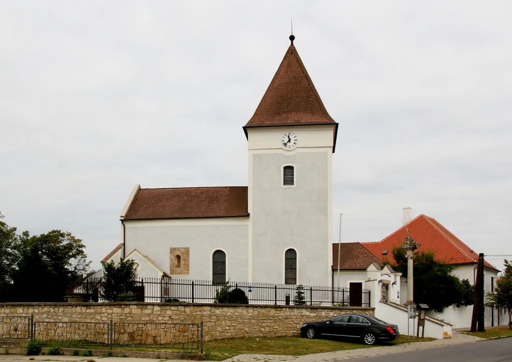 Die katholische Pfarrkirche hl. Jakobus d. Ä. in der burgenländischen Gemeinde Gols.