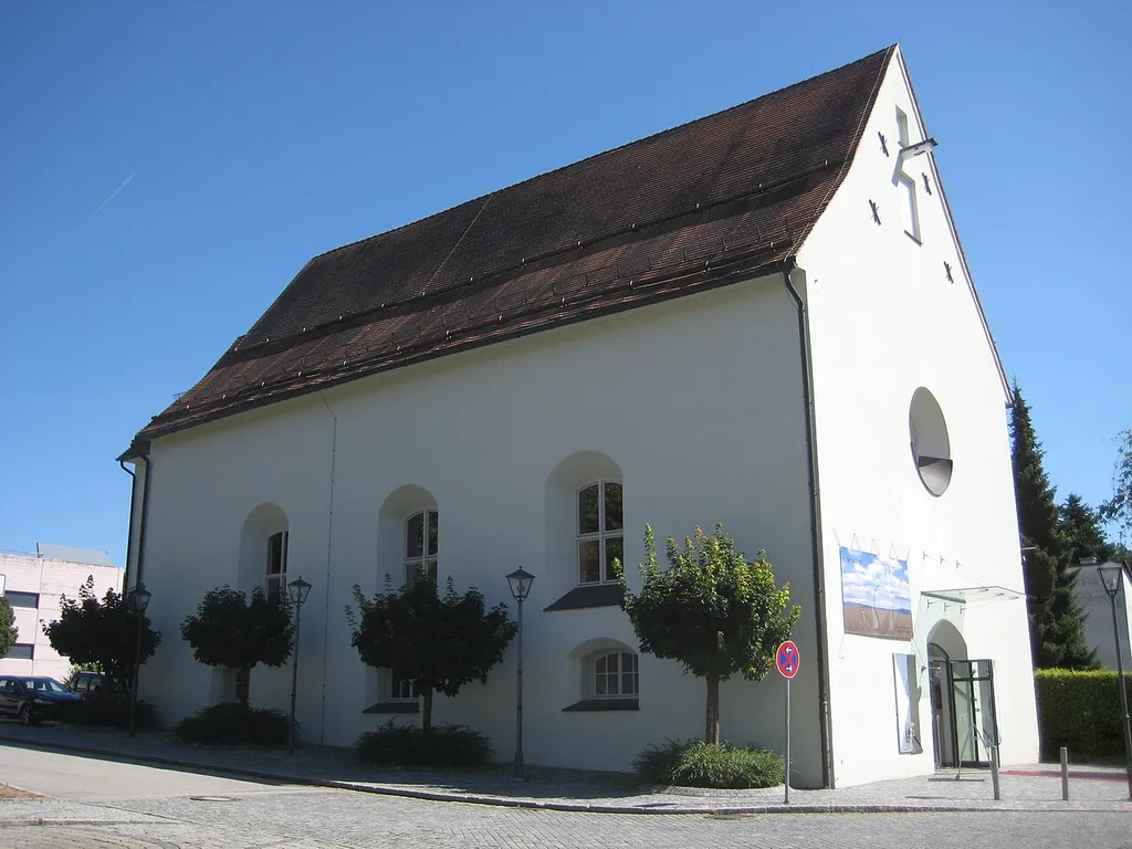 Ehemals Langhaus der profanierten Kapuzinerkirche, jetzt Kulturhaus (zweigeschossiger Steildachbau mit Fassaden-Oculus, 1625-29)