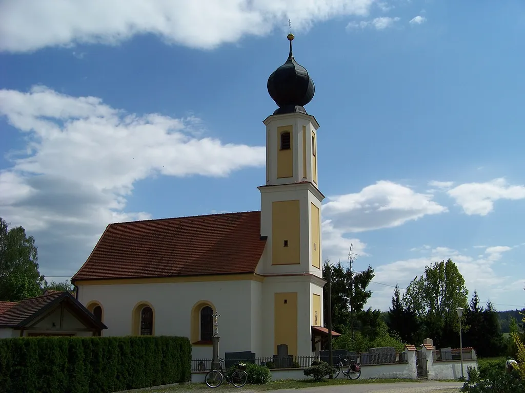 Filialkirche St. Stephanus Neuhofen. Im Kern gotischer Bau, um 1720 weitgehend neu gebaut; mit Ausstattung