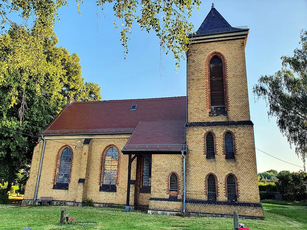 Kulturdenkmal Sachsen (Nr.08966601): Kirche mit Ausstattung, Kirchhof mit Einfriedungsmauer, Denkmal für die Gefallenen des 1. Weltkrieges und Grabmal Anders sowie lindenbestandene Zuwegung zur Kirche, Neue Grimmaer Str., 04668 Grimma