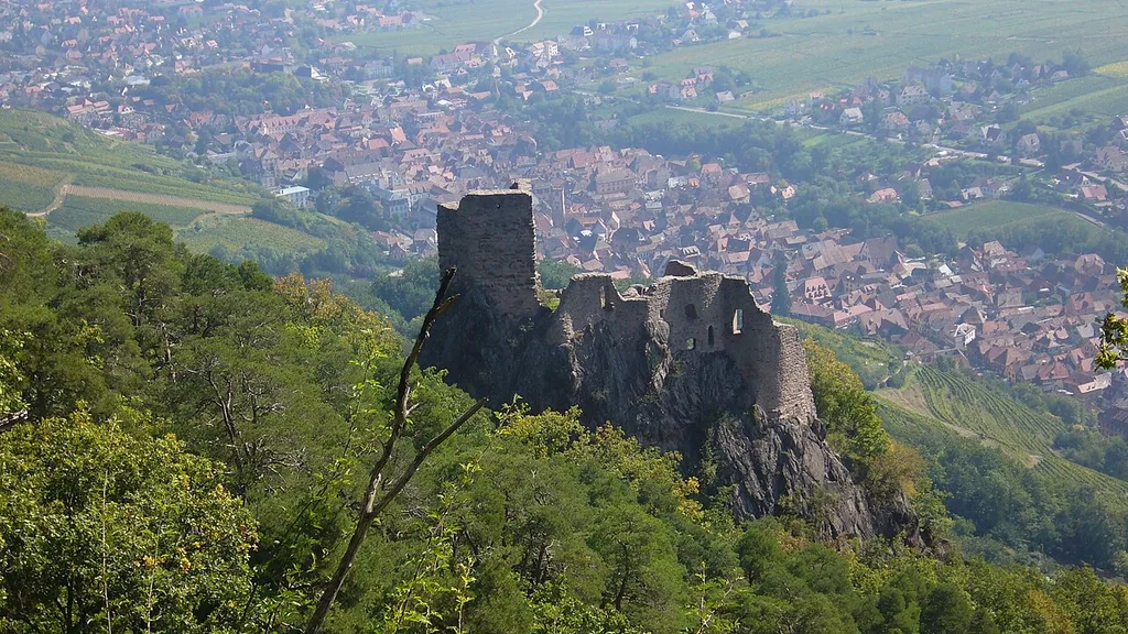 Le château ruiné du Girsberg et le village de Ribeauvillé