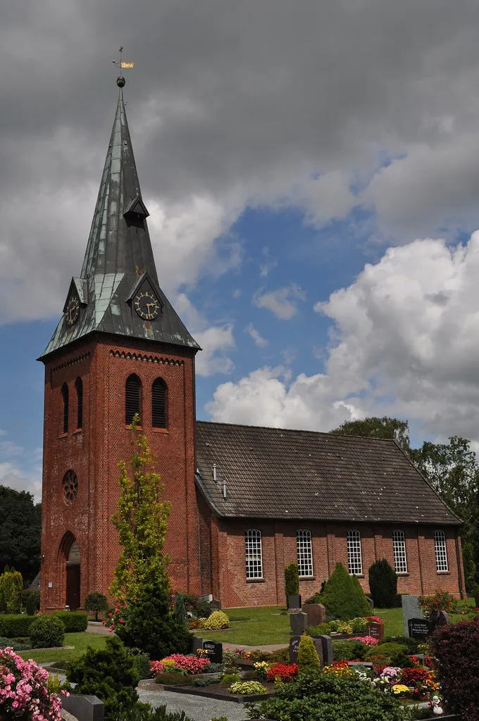 Kirche St. MIchaelis in Hemmoor-Basbeck, Blick von Südwesten. This is a photograph of an architectural monument.It is on the list of cultural monuments of Hemmoor, no. 13.