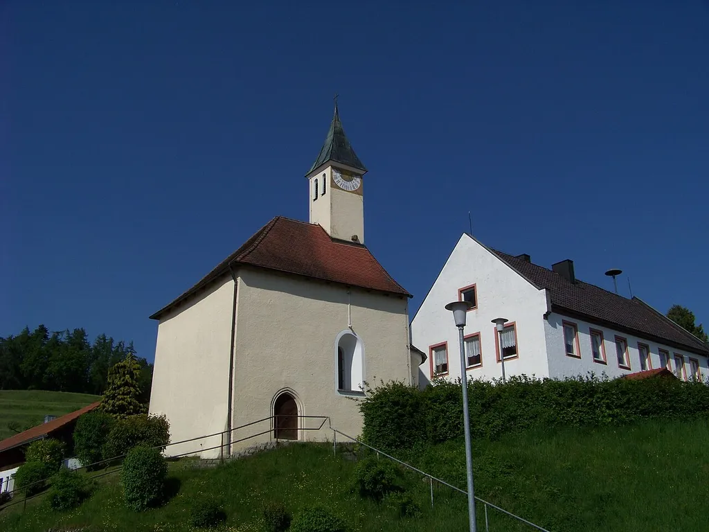 Kirchroth, Obermiethnach, Petersweg 11. Kath. Filialkirche St. Peter und Paul, einheitlich romanischer Bau; mit Ausstattung.
