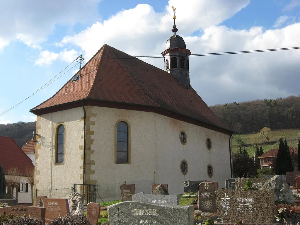 protestantische Kirche Weinstraße 67 in Pleisweiler, Ortsteil von Pleisweiler-Oberhofen; vom Friedhof aus gesehen