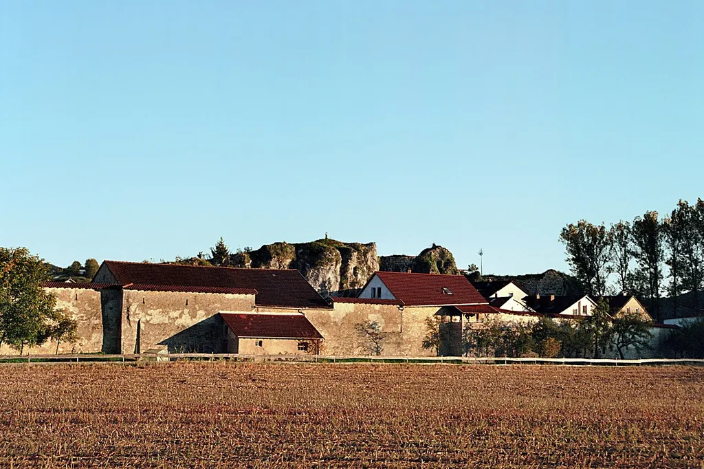 Dollnstein, Altmühltal, Bayern: Marktbefestigung mit Burgberg.