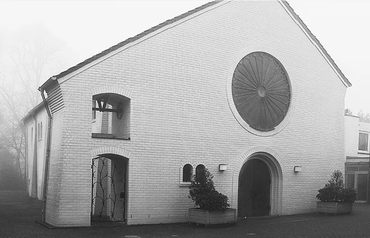 Kath. Flüchtlingskirche, 220 Sitzplätze. Neubau für schlesische Flüchtlingsgemeinde. Kalksandstein, Langhaus mit Flachdecke, durch einen Chorbogen leicht getrennt.