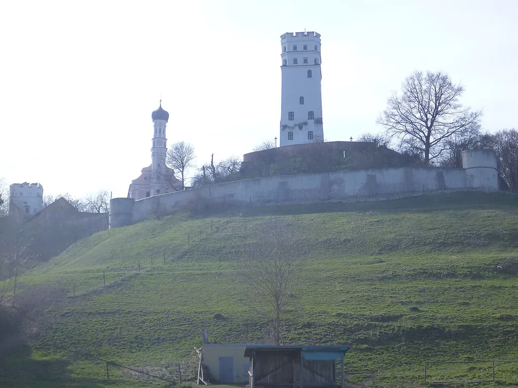 Die Burg Markt liegt auf einer nach drei Seiten gegen das Lechtal abfallenden Bergkrone und besteht aus der Hinteren (östlichen) und der Vorderen (westlichen) Burg