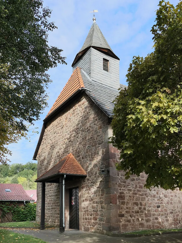 Die ursprüngliche Kirche von Hetzerode, die in der Zeit um 1586 entstand, wurde mit dem Dorf während des Dreißigjährigen Krieges völlig zerstört. Es dauerte lange bis das Gebäude, das bis um 1750 als Ruine stehen blieb, nach verschiedenen, statisch bedingten Veränderungen in den Jahren um 1821 wieder hergestellt werden konnte. Die sich im Zentrum des Ortes erhebende Dorfkirche besteht aus einem Baukörper aus massivem Mauerwerk den ein Krüppelwalmdach bedeckt, auf dem über der westlichen Giebelseite ein verschieferter Dachreiter aufsitzt. Im Inneren wird die Flachdecke des Saals von einem durchlaufenden Längsunterzug über Pfeilern abgestützt. Die reich dekorierte Empore wird als besonderes Schmuckstück angesehen. Hetzerode ist ein Ortsteil der Stadt Waldkappel im nordhessischen Werra-Meißner-Kreis.