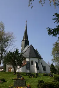 Kirche (mit Ausstattung), Grabstein an der Kirche und Gedenktafel für die Gefallenen des 1. Weltkrieges Hauptstraße