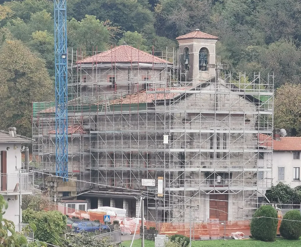 Chiesa di San Marco e Santa Maria delle Vittorie (Torre de' Busi) - con ponteggi per i lavori di rifacimento copertura
