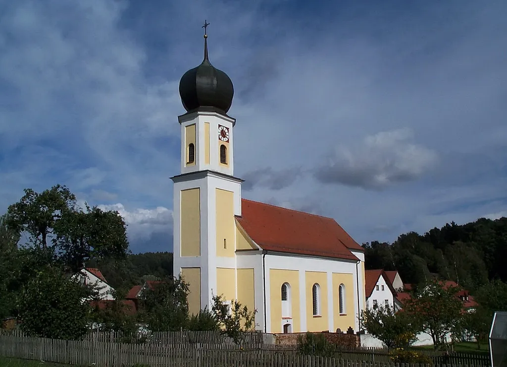 Birnbach 22. Kath. Kirche St. Klemens, Saalbau mit eingezogenem Chor, abgewalmtem Satteldach und mittlerem Fassadenturm mit Zwiebelhaube und Putzgliederungen, 1720; mit Ausstattung.