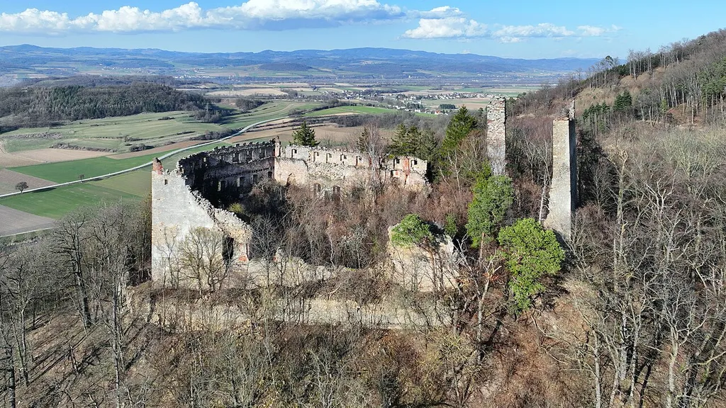 South view of the castle ruins in Zelking.