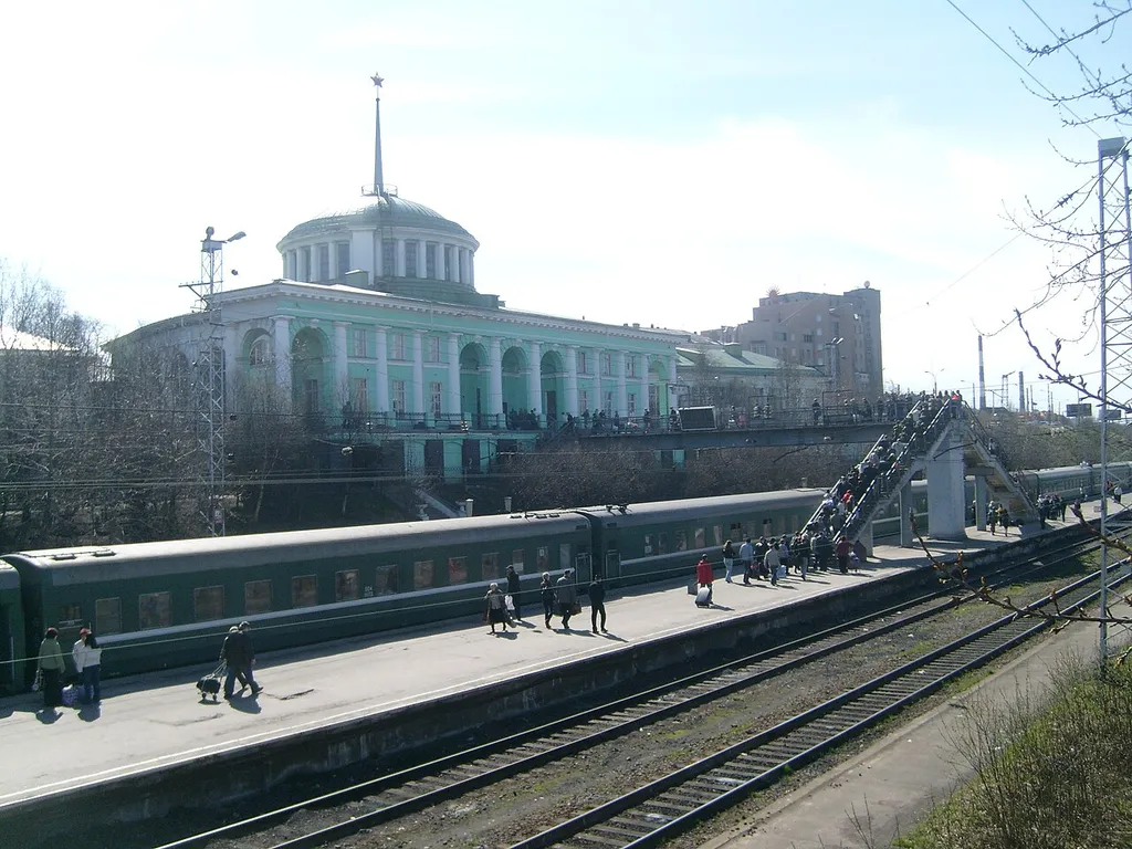 Старые вагоны поезда №15 и Мурманский вокзал
