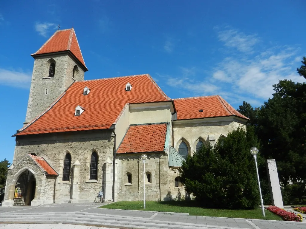 Die Katholische Pfarrkirche heiliger Georg in Himberg.