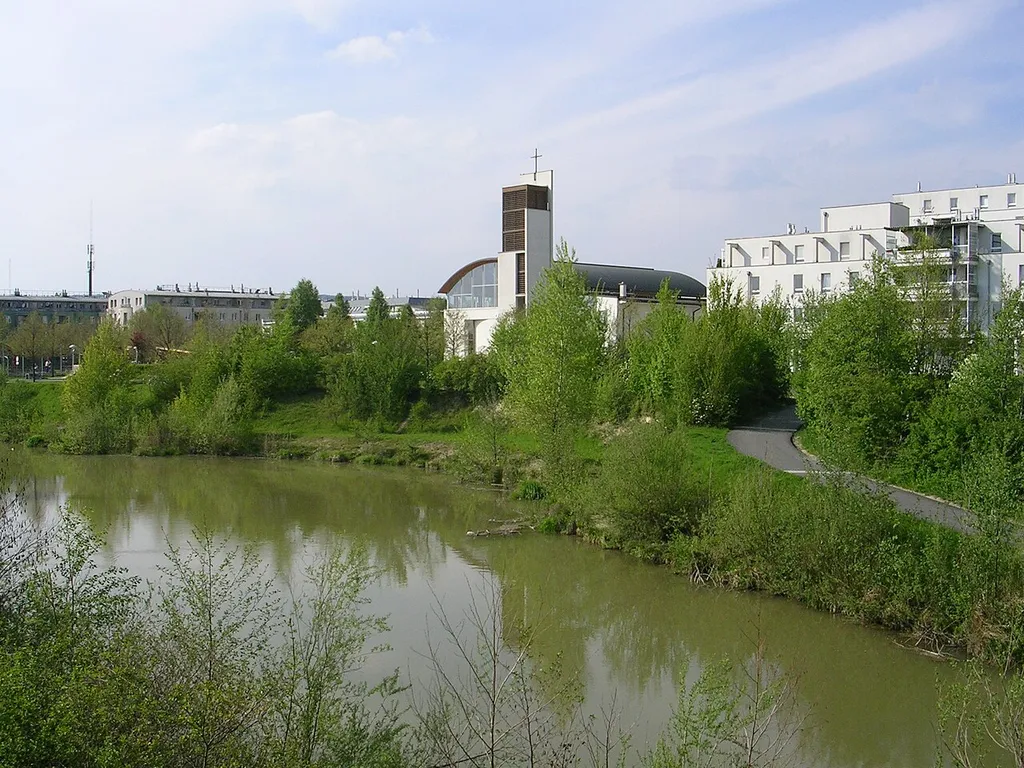 Parish church "Cyrill und Method" of Neu-Stammersdorf (Wien). In front of the church the Marchfeldkanal.